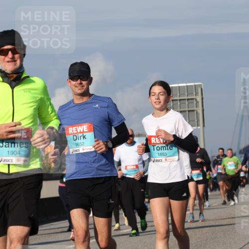 03.10.2025 - Köhlbrandbrückenlauf Luisa Fischer http://msf.ph/oto/9018831 03.10.2025 11:08:18 Position 3 1904, 1652, 1653 meine-sportfotos.de
