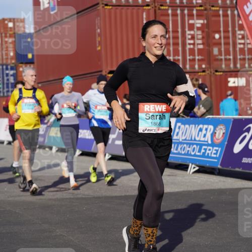 03.10.2025 - Köhlbrandbrückenlauf Michael Burmester http://msf.ph/oto/9018843 03.10.2025 10:18:58 Ziel 1166, 1212, 1295, 1862, 1868, 2009, 2010, 2675, 3050, 3051, 3108, 3505, 3506, 3587 meine-sportfotos.de