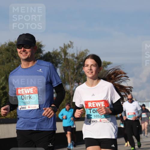 03.10.2025 - Köhlbrandbrückenlauf Luisa Fischer http://msf.ph/oto/9018845 03.10.2025 11:08:20 Position 3 1652, 1653 meine-sportfotos.de