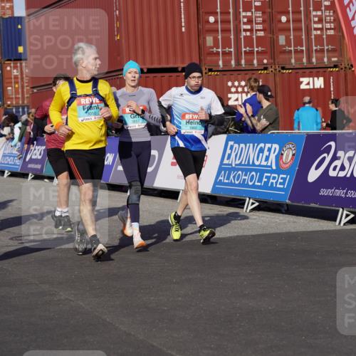 03.10.2025 - Köhlbrandbrückenlauf Michael Burmester http://msf.ph/oto/9018847 03.10.2025 10:18:58 Ziel 1166, 1212, 1295, 1862, 1868, 2009, 2010, 2675, 3050, 3051, 3108, 3505, 3506, 3587 meine-sportfotos.de