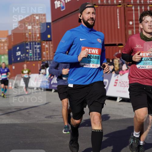 03.10.2025 - Köhlbrandbrückenlauf Michael Burmester http://msf.ph/oto/9018870 03.10.2025 10:19:00 Ziel 1166, 1212, 1295, 1862, 1868, 2009, 2010, 2675, 3050, 3051, 3108, 3505, 3506, 3587 meine-sportfotos.de