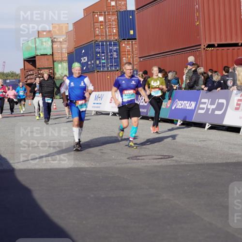 03.10.2025 - Köhlbrandbrückenlauf Michael Burmester http://msf.ph/oto/9018889 03.10.2025 10:19:03 Ziel 1162, 1166, 1372, 1862, 2009, 2010, 2180, 2675, 2851, 2853, 3051, 3108, 3505, 3506, 3732 meine-sportfotos.de
