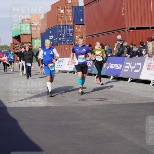 03.10.2025 - Köhlbrandbrückenlauf Michael Burmester http://msf.ph/oto/9018893 03.10.2025 10:19:03 Ziel 1162, 1166, 1372, 1862, 2009, 2010, 2180, 2675, 2851, 2853, 3051, 3108, 3505, 3506, 3732 meine-sportfotos.de