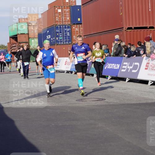 03.10.2025 - Köhlbrandbrückenlauf Michael Burmester http://msf.ph/oto/9018898 03.10.2025 10:19:03 Ziel 1162, 1166, 1372, 1862, 2009, 2010, 2180, 2675, 2851, 2853, 3051, 3108, 3505, 3506, 3732 meine-sportfotos.de