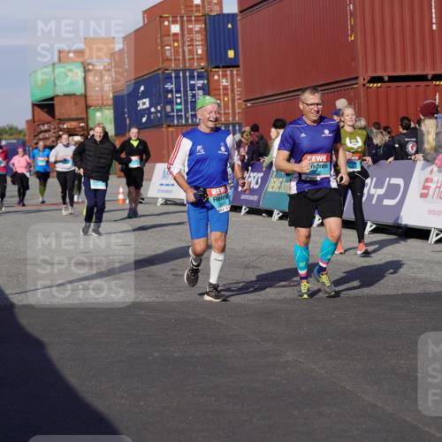 03.10.2025 - Köhlbrandbrückenlauf Michael Burmester http://msf.ph/oto/9018902 03.10.2025 10:19:04 Ziel 1162, 1166, 1372, 2009, 2010, 2180, 2675, 2851, 2853, 3108, 3505, 3506, 3732 meine-sportfotos.de