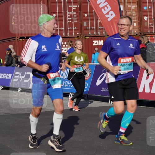 03.10.2025 - Köhlbrandbrückenlauf Michael Burmester http://msf.ph/oto/9018920 03.10.2025 10:19:06 Ziel 1162, 1372, 1712, 2180, 2231, 2421, 2851, 2853, 3031, 3108, 3133, 3505, 3506, 3676, 3732 meine-sportfotos.de