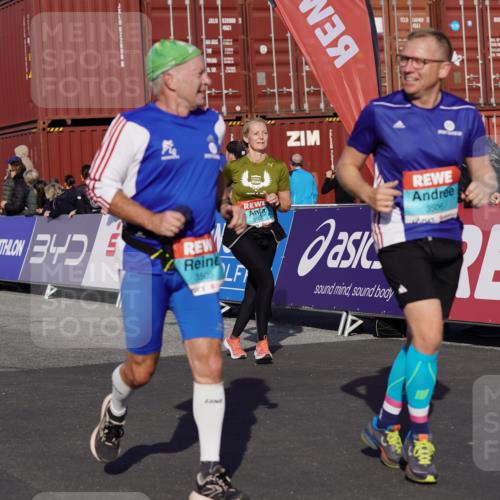 03.10.2025 - Köhlbrandbrückenlauf Michael Burmester http://msf.ph/oto/9018924 03.10.2025 10:19:06 Ziel 1162, 1372, 1712, 2180, 2231, 2421, 2851, 2853, 3031, 3108, 3133, 3505, 3506, 3676, 3732 meine-sportfotos.de