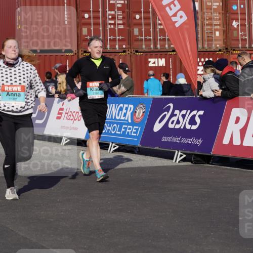 03.10.2025 - Köhlbrandbrückenlauf Michael Burmester http://msf.ph/oto/9018955 03.10.2025 10:19:10 Ziel 1162, 1372, 1556, 1712, 1803, 2180, 2231, 2421, 2851, 2853, 2886, 3031, 3108, 3133, 3558, 3676, 3732 meine-sportfotos.de