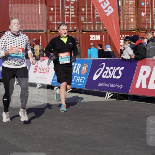 03.10.2025 - Köhlbrandbrückenlauf Michael Burmester http://msf.ph/oto/9018960 03.10.2025 10:19:10 Ziel 1162, 1372, 1556, 1712, 1803, 2180, 2231, 2421, 2851, 2853, 2886, 3031, 3108, 3133, 3558, 3676, 3732 meine-sportfotos.de