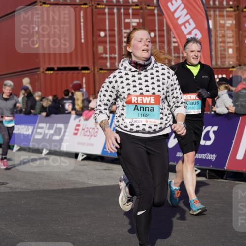03.10.2025 - Köhlbrandbrückenlauf Michael Burmester http://msf.ph/oto/9018963 03.10.2025 10:19:10 Ziel 1162, 1372, 1556, 1712, 1803, 2180, 2231, 2421, 2851, 2853, 2886, 3031, 3108, 3133, 3558, 3676, 3732 meine-sportfotos.de