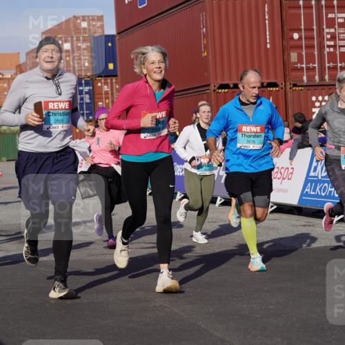 03.10.2025 - Köhlbrandbrückenlauf Michael Burmester http://msf.ph/oto/9018984 03.10.2025 10:19:12 Ziel 1162, 1372, 1556, 1712, 1803, 2180, 2231, 2421, 2851, 2853, 2885, 2886, 3031, 3133, 3558, 3676, 3732, 3828 meine-sportfotos.de
