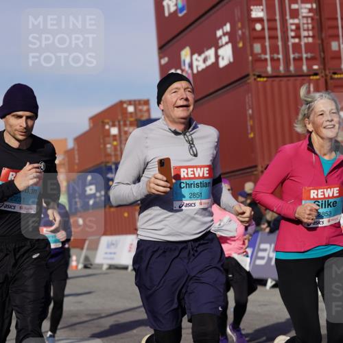 03.10.2025 - Köhlbrandbrückenlauf Michael Burmester http://msf.ph/oto/9018999 03.10.2025 10:19:13 Ziel 1162, 1372, 1556, 1712, 1803, 2180, 2231, 2421, 2851, 2853, 2885, 2886, 3031, 3133, 3239, 3558, 3676, 3732, 3815, 3828 meine-sportfotos.de