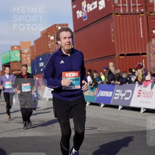 03.10.2025 - Köhlbrandbrückenlauf Michael Burmester http://msf.ph/oto/9019011 03.10.2025 10:19:15 Ziel 1162, 1556, 1712, 1803, 2231, 2421, 2851, 2853, 2885, 2886, 3031, 3133, 3239, 3558, 3676, 3815, 3828 meine-sportfotos.de