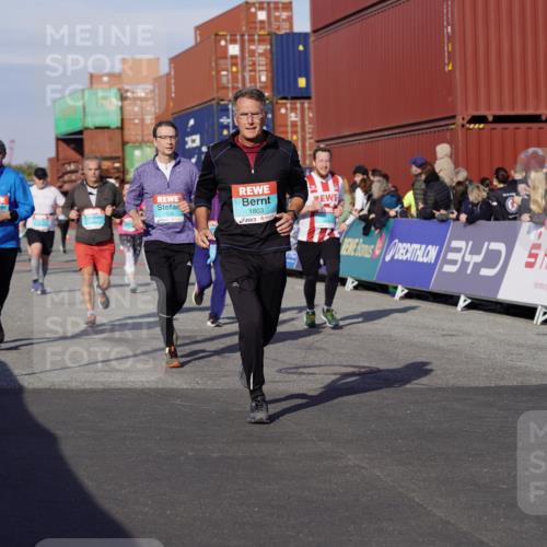03.10.2025 - Köhlbrandbrückenlauf Michael Burmester http://msf.ph/oto/9019019 03.10.2025 10:19:16 Ziel 1502, 1531, 1556, 1712, 1803, 2231, 2421, 2885, 2886, 3031, 3133, 3239, 3558, 3676, 3815, 3828 meine-sportfotos.de