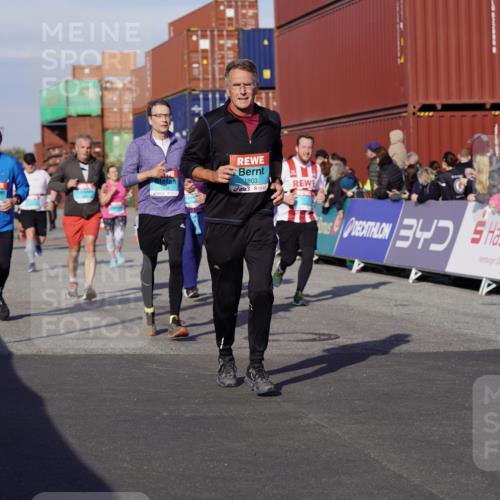 03.10.2025 - Köhlbrandbrückenlauf Michael Burmester http://msf.ph/oto/9019027 03.10.2025 10:19:16 Ziel 1502, 1531, 1556, 1712, 1803, 2231, 2421, 2885, 2886, 3031, 3133, 3239, 3558, 3676, 3815, 3828 meine-sportfotos.de