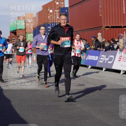 03.10.2025 - Köhlbrandbrückenlauf Michael Burmester http://msf.ph/oto/9019031 03.10.2025 10:19:16 Ziel 1502, 1531, 1556, 1712, 1803, 2231, 2421, 2885, 2886, 3031, 3133, 3239, 3558, 3676, 3815, 3828 meine-sportfotos.de