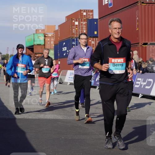 03.10.2025 - Köhlbrandbrückenlauf Michael Burmester http://msf.ph/oto/9019035 03.10.2025 10:19:17 Ziel 1502, 1531, 1556, 1712, 1803, 2231, 2421, 2885, 2886, 3031, 3133, 3239, 3558, 3676, 3815, 3828 meine-sportfotos.de