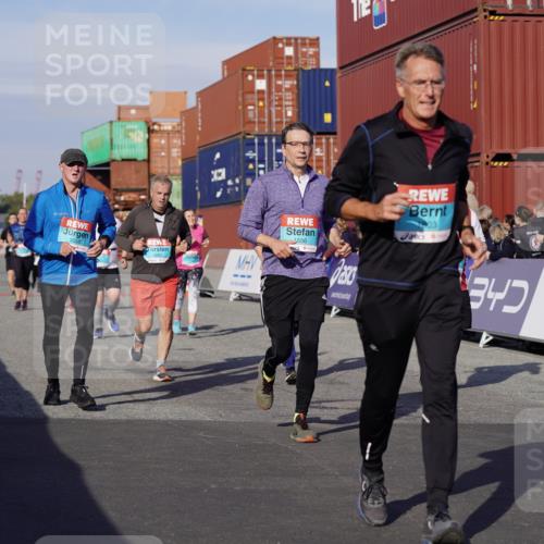 03.10.2025 - Köhlbrandbrückenlauf Michael Burmester http://msf.ph/oto/9019039 03.10.2025 10:19:17 Ziel 1502, 1531, 1556, 1712, 1803, 2231, 2421, 2885, 2886, 3031, 3133, 3239, 3558, 3676, 3815, 3828 meine-sportfotos.de