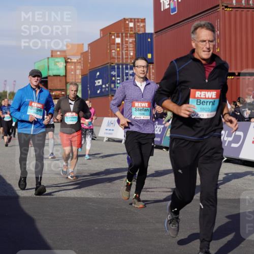 03.10.2025 - Köhlbrandbrückenlauf Michael Burmester http://msf.ph/oto/9019043 03.10.2025 10:19:17 Ziel 1502, 1531, 1556, 1712, 1803, 2231, 2421, 2885, 2886, 3031, 3133, 3239, 3558, 3676, 3815, 3828 meine-sportfotos.de