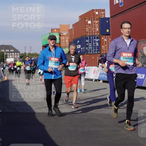 03.10.2025 - Köhlbrandbrückenlauf Michael Burmester http://msf.ph/oto/9019047 03.10.2025 10:19:18 Ziel 1310, 1502, 1531, 1556, 1690, 1803, 2231, 2421, 2885, 2886, 3031, 3239, 3558, 3676, 3815, 3828 meine-sportfotos.de