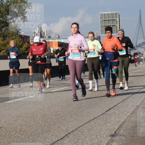 03.10.2025 - Köhlbrandbrückenlauf Luisa Fischer http://msf.ph/oto/9019051 03.10.2025 11:08:55 Position 3 2551, 3102, 3105 meine-sportfotos.de