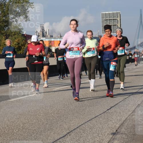 03.10.2025 - Köhlbrandbrückenlauf Luisa Fischer http://msf.ph/oto/9019053 03.10.2025 11:08:55 Position 3 2551, 3102, 3105 meine-sportfotos.de