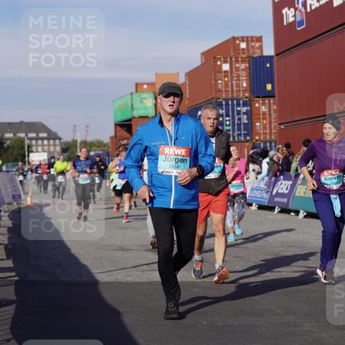 03.10.2025 - Köhlbrandbrückenlauf Michael Burmester http://msf.ph/oto/9019058 03.10.2025 10:19:18 Ziel 1310, 1502, 1531, 1556, 1690, 1803, 2231, 2421, 2885, 2886, 3031, 3239, 3558, 3676, 3815, 3828 meine-sportfotos.de