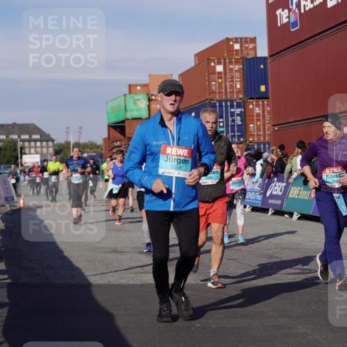 03.10.2025 - Köhlbrandbrückenlauf Michael Burmester http://msf.ph/oto/9019062 03.10.2025 10:19:18 Ziel 1310, 1502, 1531, 1556, 1690, 1803, 2231, 2421, 2885, 2886, 3031, 3239, 3558, 3676, 3815, 3828 meine-sportfotos.de