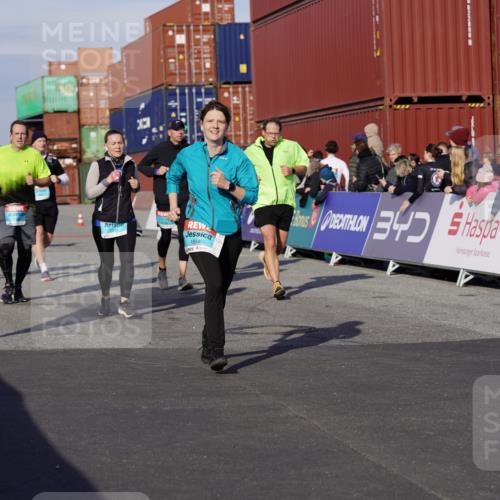 03.10.2025 - Köhlbrandbrückenlauf Michael Burmester http://msf.ph/oto/9019121 03.10.2025 10:19:27 Ziel 1124, 1287, 1310, 1502, 1531, 1687, 1690, 1810, 1859, 1866, 1995, 2435, 2949, 3489, 3786 meine-sportfotos.de