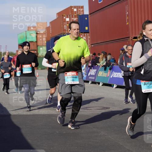 03.10.2025 - Köhlbrandbrückenlauf Michael Burmester http://msf.ph/oto/9019154 03.10.2025 10:19:30 Ziel 1124, 1287, 1310, 1687, 1690, 1810, 1859, 1866, 1995, 2435, 2949, 3489, 3786 meine-sportfotos.de