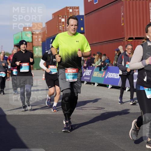 03.10.2025 - Köhlbrandbrückenlauf Michael Burmester http://msf.ph/oto/9019157 03.10.2025 10:19:30 Ziel 1124, 1287, 1310, 1687, 1690, 1810, 1859, 1866, 1995, 2435, 2949, 3489, 3786 meine-sportfotos.de