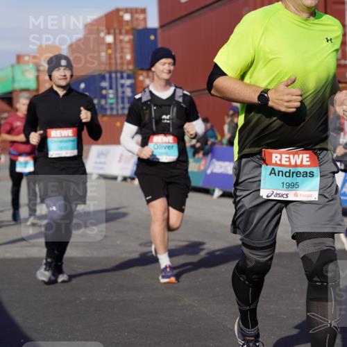 03.10.2025 - Köhlbrandbrückenlauf Michael Burmester http://msf.ph/oto/9019160 03.10.2025 10:19:31 Ziel 1124, 1287, 1687, 1810, 1859, 1866, 1884, 1995, 2435, 2949, 3489, 3786 meine-sportfotos.de