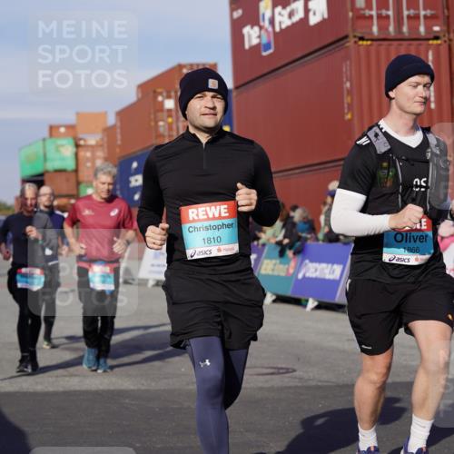 03.10.2025 - Köhlbrandbrückenlauf Michael Burmester http://msf.ph/oto/9019168 03.10.2025 10:19:32 Ziel 1124, 1287, 1687, 1810, 1866, 1884, 1995, 2435, 2949, 3489, 3786 meine-sportfotos.de
