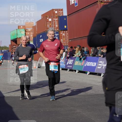 03.10.2025 - Köhlbrandbrückenlauf Michael Burmester http://msf.ph/oto/9019181 03.10.2025 10:19:33 Ziel 1124, 1287, 1687, 1810, 1866, 1884, 1995, 2435, 2949, 3489, 3786 meine-sportfotos.de