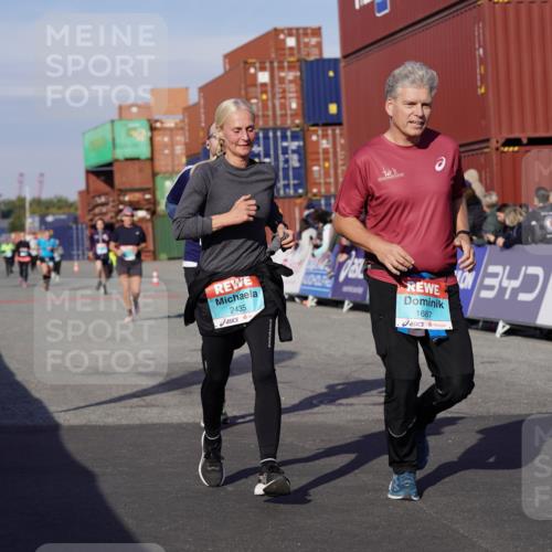03.10.2025 - Köhlbrandbrückenlauf Michael Burmester http://msf.ph/oto/9019186 03.10.2025 10:19:34 Ziel 1124, 1287, 1687, 1810, 1866, 1884, 1995, 2435, 3489, 3786 meine-sportfotos.de