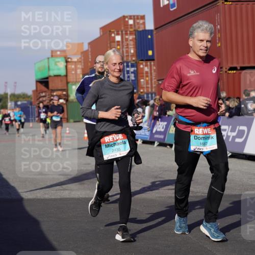 03.10.2025 - Köhlbrandbrückenlauf Michael Burmester http://msf.ph/oto/9019188 03.10.2025 10:19:34 Ziel 1124, 1287, 1687, 1810, 1866, 1884, 1995, 2435, 3489, 3786 meine-sportfotos.de