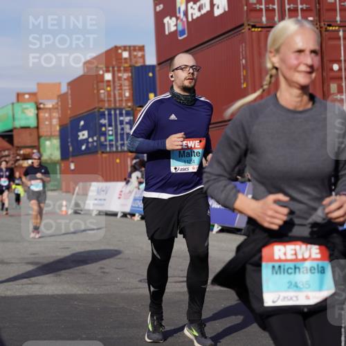 03.10.2025 - Köhlbrandbrückenlauf Michael Burmester http://msf.ph/oto/9019192 03.10.2025 10:19:35 Ziel 1124, 1687, 1810, 1866, 1884, 2435 meine-sportfotos.de