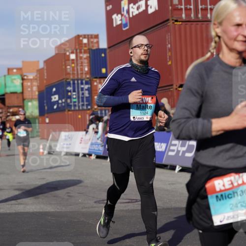 03.10.2025 - Köhlbrandbrückenlauf Michael Burmester http://msf.ph/oto/9019196 03.10.2025 10:19:35 Ziel 1124, 1687, 1810, 1866, 1884, 2435 meine-sportfotos.de