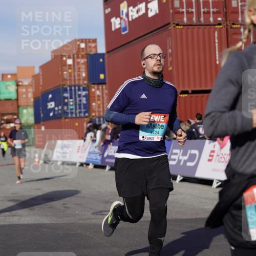 03.10.2025 - Köhlbrandbrückenlauf Michael Burmester http://msf.ph/oto/9019199 03.10.2025 10:19:35 Ziel 1124, 1687, 1810, 1866, 1884, 2435 meine-sportfotos.de