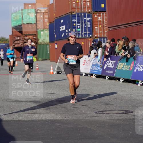 03.10.2025 - Köhlbrandbrückenlauf Michael Burmester http://msf.ph/oto/9019206 03.10.2025 10:19:37 Ziel 1124, 1687, 1725, 1884, 2435, 2500 meine-sportfotos.de