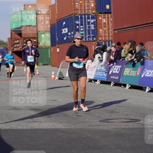 03.10.2025 - Köhlbrandbrückenlauf Michael Burmester http://msf.ph/oto/9019211 03.10.2025 10:19:37 Ziel 1124, 1687, 1725, 1884, 2435, 2500 meine-sportfotos.de