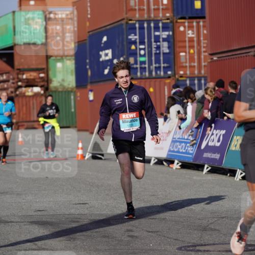 03.10.2025 - Köhlbrandbrückenlauf Michael Burmester http://msf.ph/oto/9019216 03.10.2025 10:19:39 Ziel 1124, 1725, 1884, 2243, 2500 meine-sportfotos.de