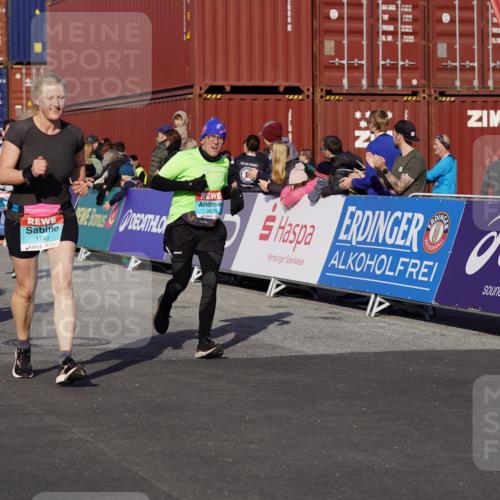 03.10.2025 - Köhlbrandbrückenlauf Michael Burmester http://msf.ph/oto/9019293 03.10.2025 10:19:51 Ziel 1282, 1479, 1503, 1547, 1585, 1593, 1672, 1743, 1795, 1811, 1861, 1917, 2051, 2243, 2674, 3529, 3736, 3770, 3796 meine-sportfotos.de