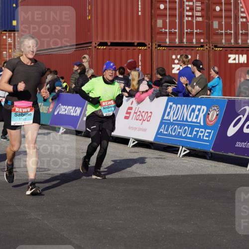 03.10.2025 - Köhlbrandbrückenlauf Michael Burmester http://msf.ph/oto/9019298 03.10.2025 10:19:52 Ziel 1282, 1479, 1503, 1547, 1585, 1593, 1672, 1743, 1795, 1811, 1861, 1917, 2051, 2674, 3529, 3736, 3770, 3796 meine-sportfotos.de