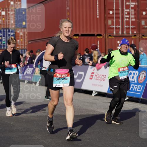 03.10.2025 - Köhlbrandbrückenlauf Michael Burmester http://msf.ph/oto/9019301 03.10.2025 10:19:52 Ziel 1282, 1479, 1503, 1547, 1585, 1593, 1672, 1743, 1795, 1811, 1861, 1917, 2051, 2674, 3529, 3736, 3770, 3796 meine-sportfotos.de