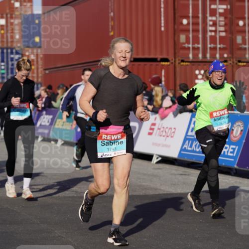03.10.2025 - Köhlbrandbrückenlauf Michael Burmester http://msf.ph/oto/9019304 03.10.2025 10:19:52 Ziel 1282, 1479, 1503, 1547, 1585, 1593, 1672, 1743, 1795, 1811, 1861, 1917, 2051, 2674, 3529, 3736, 3770, 3796 meine-sportfotos.de