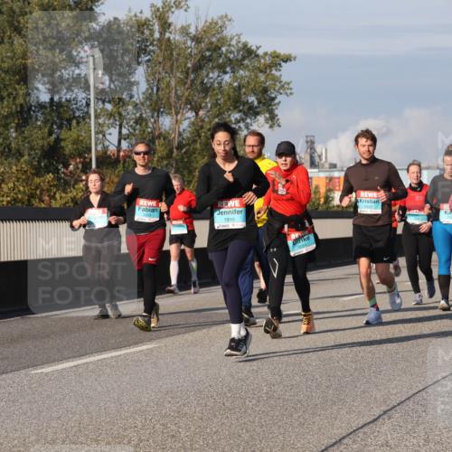 03.10.2025 - Köhlbrandbrückenlauf Luisa Fischer http://msf.ph/oto/9019308 03.10.2025 11:09:55 Position 3 1910, 3054, 3452, 2009 meine-sportfotos.de