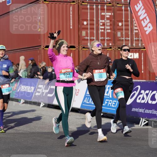 03.10.2025 - Köhlbrandbrückenlauf Michael Burmester http://msf.ph/oto/9019336 03.10.2025 10:19:57 Ziel 1282, 1503, 1585, 1593, 1672, 1795, 1811, 1861, 2674, 3407, 3529, 3736, 3770, 3840 meine-sportfotos.de
