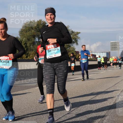03.10.2025 - Köhlbrandbrückenlauf Luisa Fischer http://msf.ph/oto/9019343 03.10.2025 11:10:01 Position 3 2869, 2870 meine-sportfotos.de