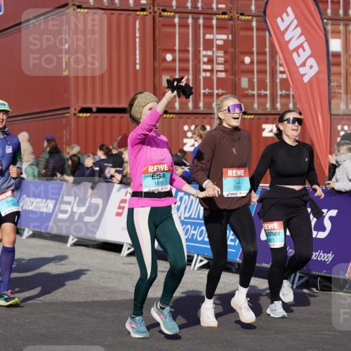 03.10.2025 - Köhlbrandbrückenlauf Michael Burmester http://msf.ph/oto/9019346 03.10.2025 10:19:57 Ziel 1282, 1503, 1585, 1593, 1672, 1795, 1811, 1861, 2674, 3407, 3529, 3736, 3770, 3840 meine-sportfotos.de